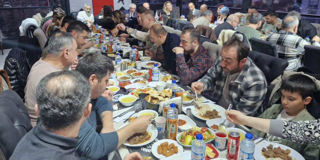 devlet-memurlari-sendikasi-iftarda-bulustu-2.jpg