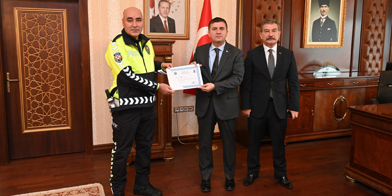 vali-sariibrahim-trafik-personeline-basari-belgesi-verdi2.jpg