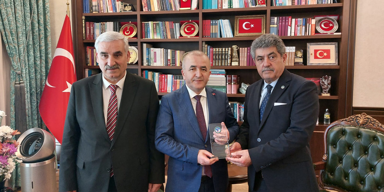 turk-dunyasi-gazeteciler-federasyonundan-hatipogluna-ziyaret3.jpg