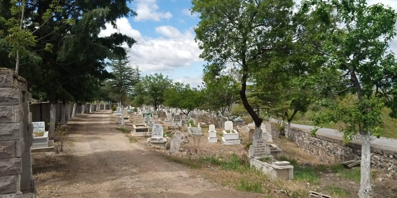 keskinde-bayram-oncesi-mezarliklarda-temizlik-seferberligi1.jpg