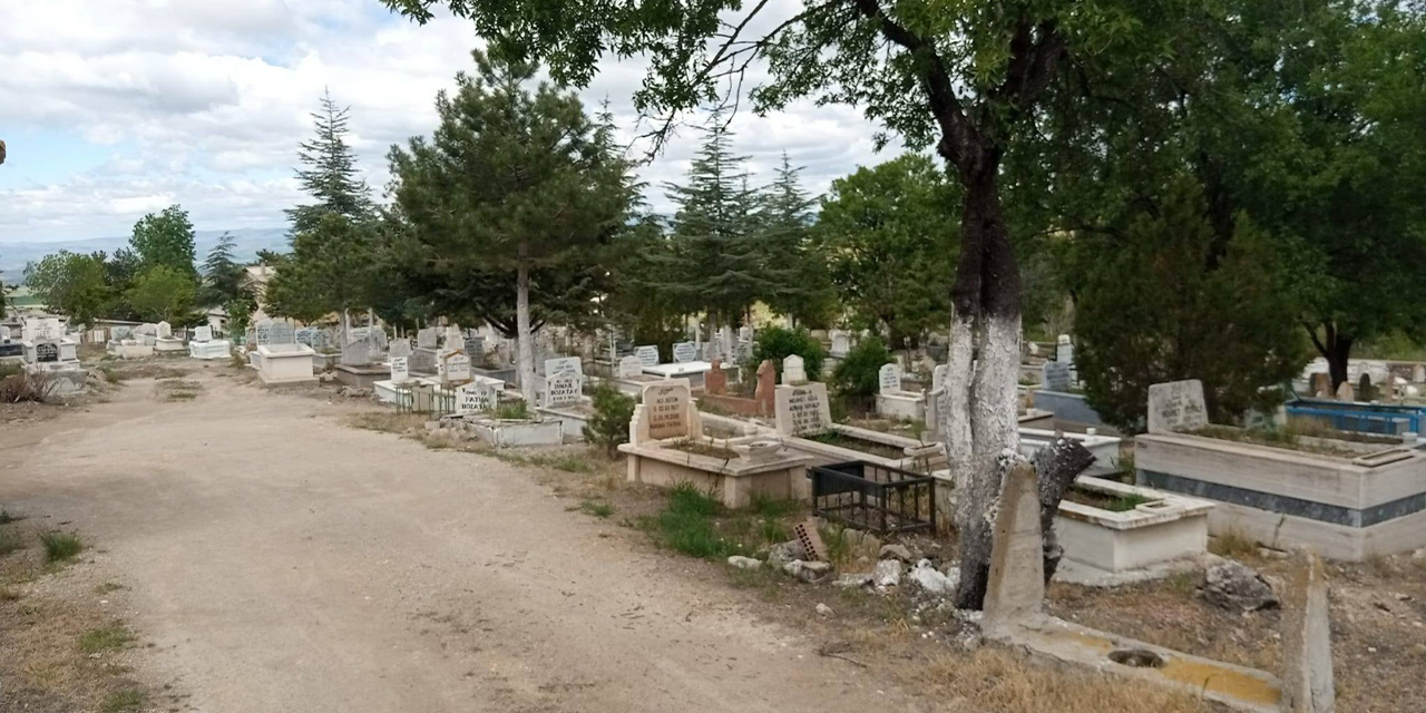 keskinde-bayram-oncesi-mezarliklarda-temizlik-seferberligi3.jpg