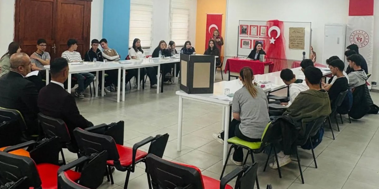kaymakam-bozkir-ogrencilerle-safahat-asim-etkinliginde-bulustu2.jpg