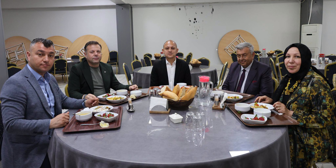baskan-onal-belediye-personeliyle-bayramlasti2.jpg