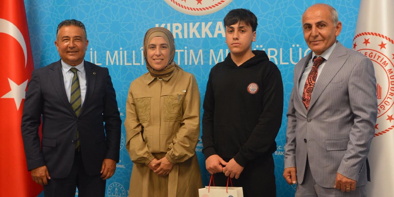 turkiye-derecesi-yapan-ogrenciler-odullendirildi2.jpg