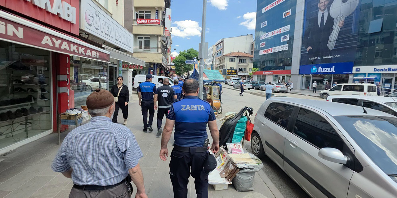 kaldirim-isgaline-zabita-mudahalesi-tek-tek-topladilar-2.jpg