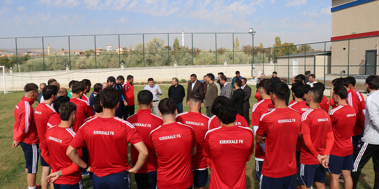 vali-sariibrahimden-kirikkale-fkya-ziyaret-takima-basari-diledi-002.jpg