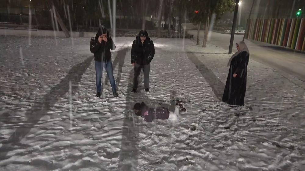 602b64034c264-Kırıkkale’de kar sevinci: Doyasıya kar topu oynadılar.jpg