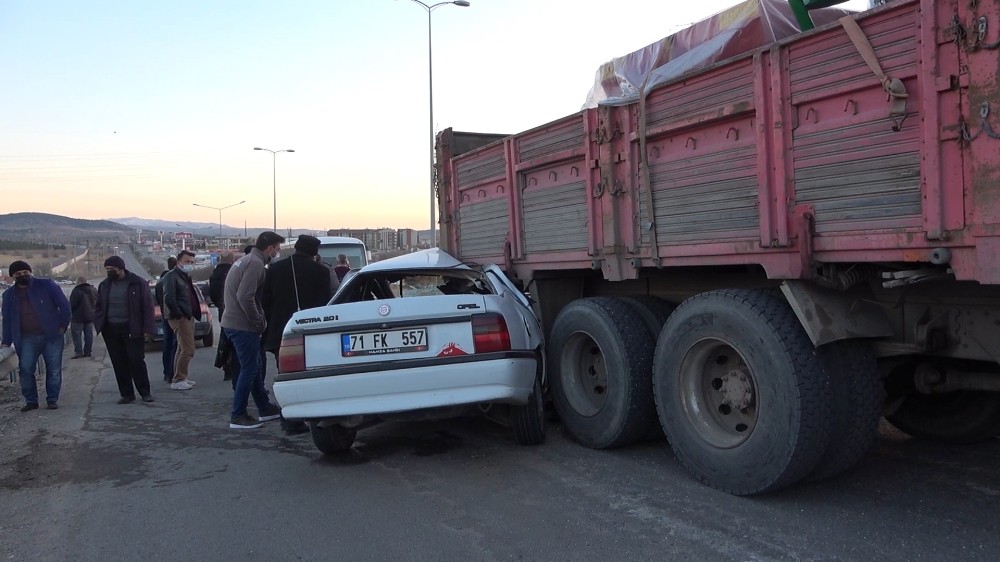 603937e8c3f40-Kırıkkale’de otomobil kamyona ok gibi saplandı: 2 yaralı.jpg