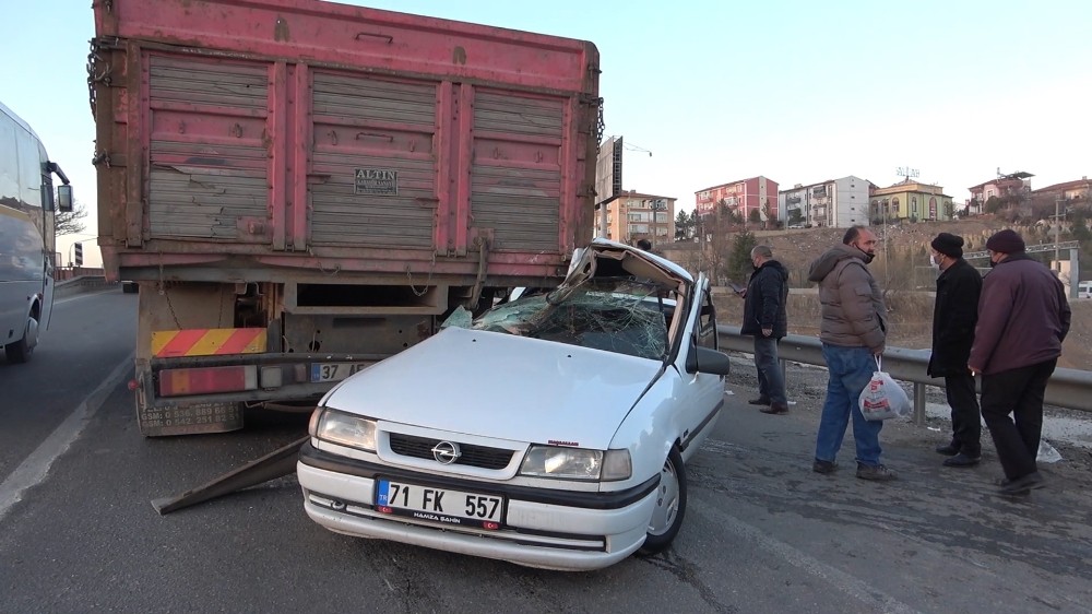 603937ea0d744-Kırıkkale’de otomobil kamyona ok gibi saplandı: 2 yaralı.jpg