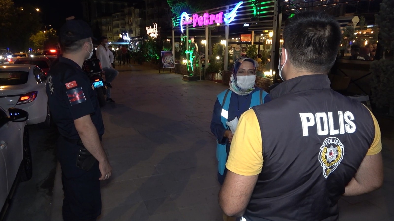 60fc88df3761c-Israrla maske takmak istemeyince “yaz cezamı” dedi: Bin 50 lira ceza uygulandı.jpg