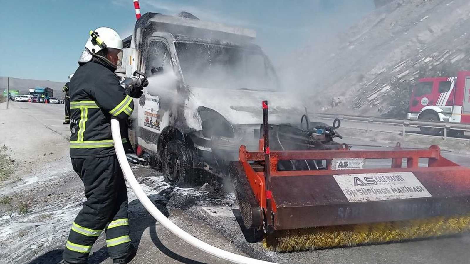 6151b54e21bd8-Kırıkkale’de seyir halindeki kamyonet yandı.jpg