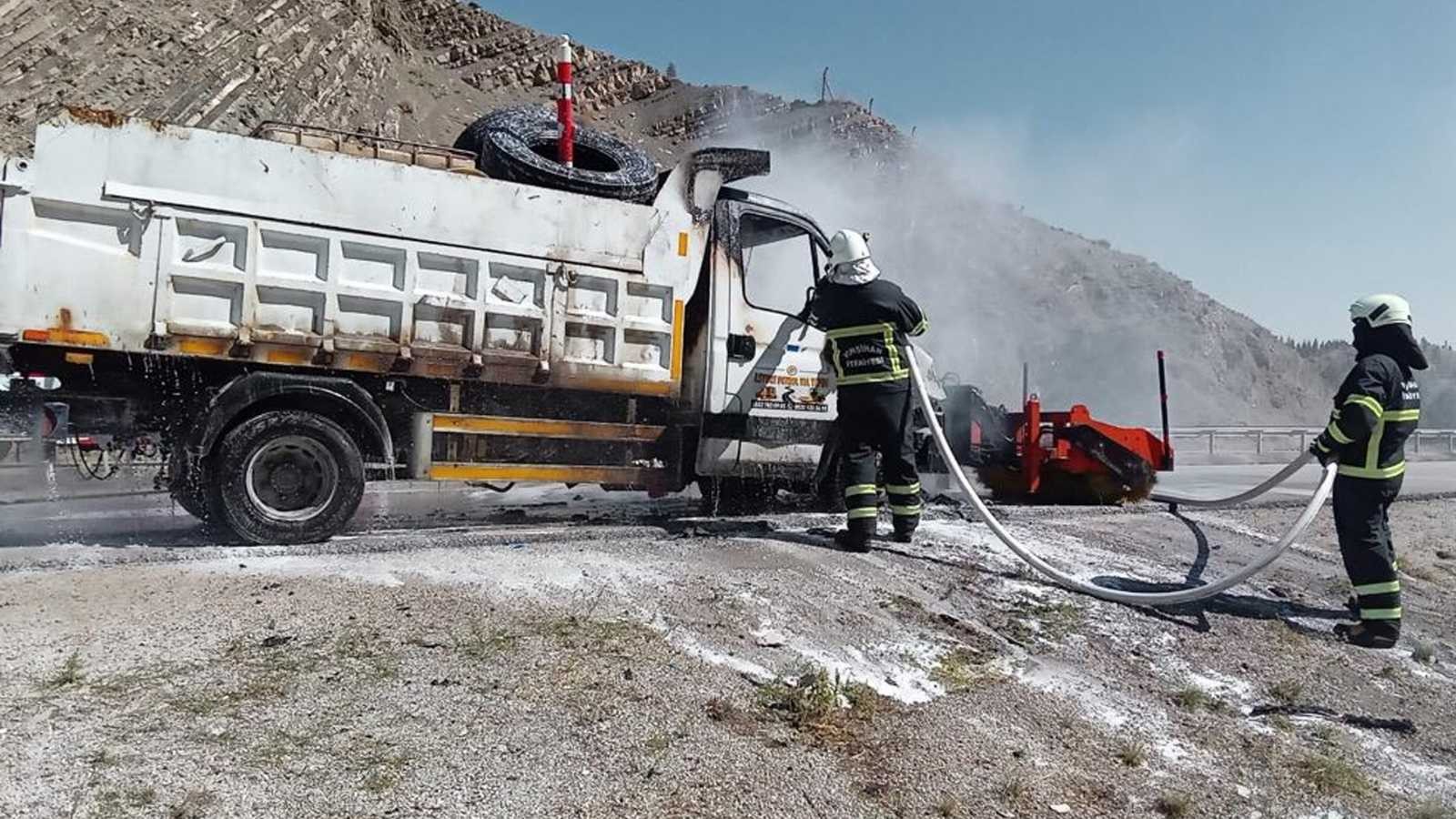 6151b54e81419-Kırıkkale’de seyir halindeki kamyonet yandı.jpg