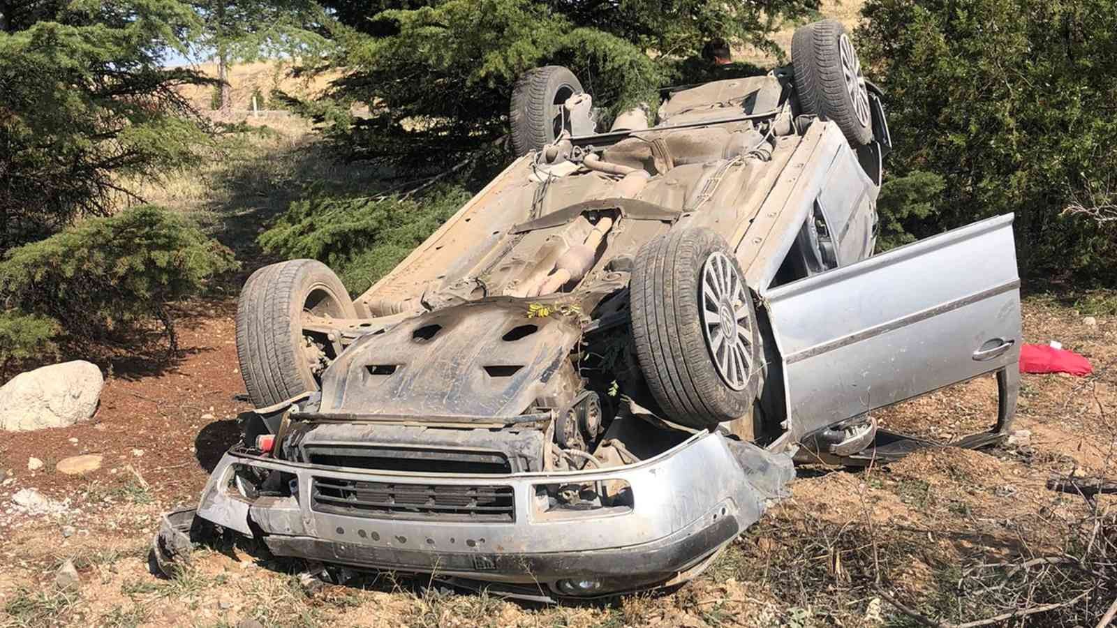 61659f29a55cc-Defalarca takla attı, ağaca çarparak durabildi: 1 polis yaralandı.jpg