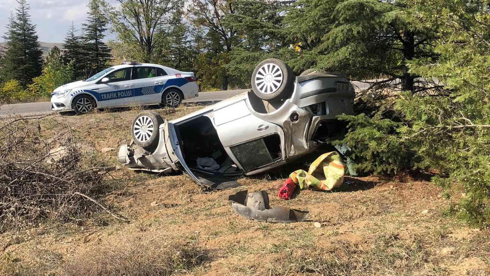 61659f2aad9fb-Defalarca takla attı, ağaca çarparak durabildi: 1 polis yaralandı.jpg