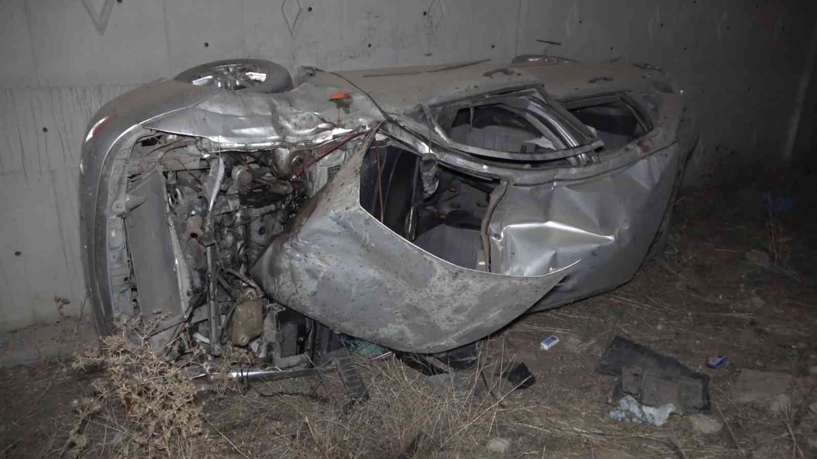 6167dcfda7f18-Takla atan otomobil metrelerce sürüklendi: Baba ve oğul ölümden döndü.jpg