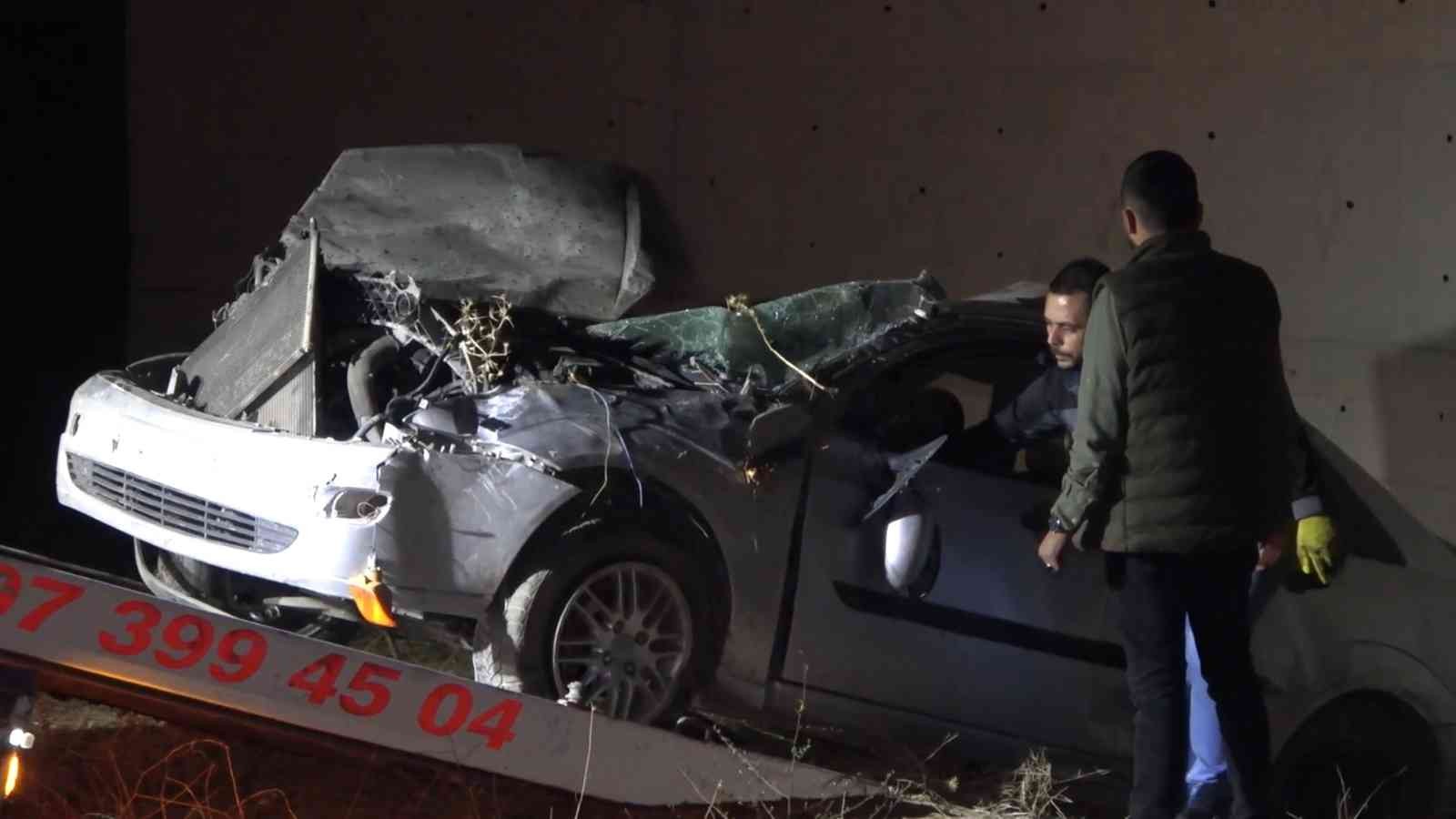 6167dcfec2b11-Takla atan otomobil metrelerce sürüklendi: Baba ve oğul ölümden döndü.jpg
