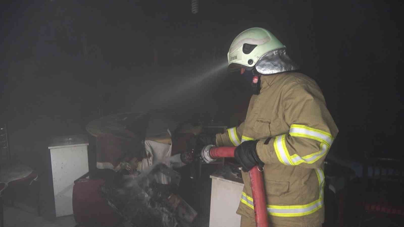 61684305672a5-Önce kavga ettiler, ardından kahvehaneyi ateşe verdiler.jpg