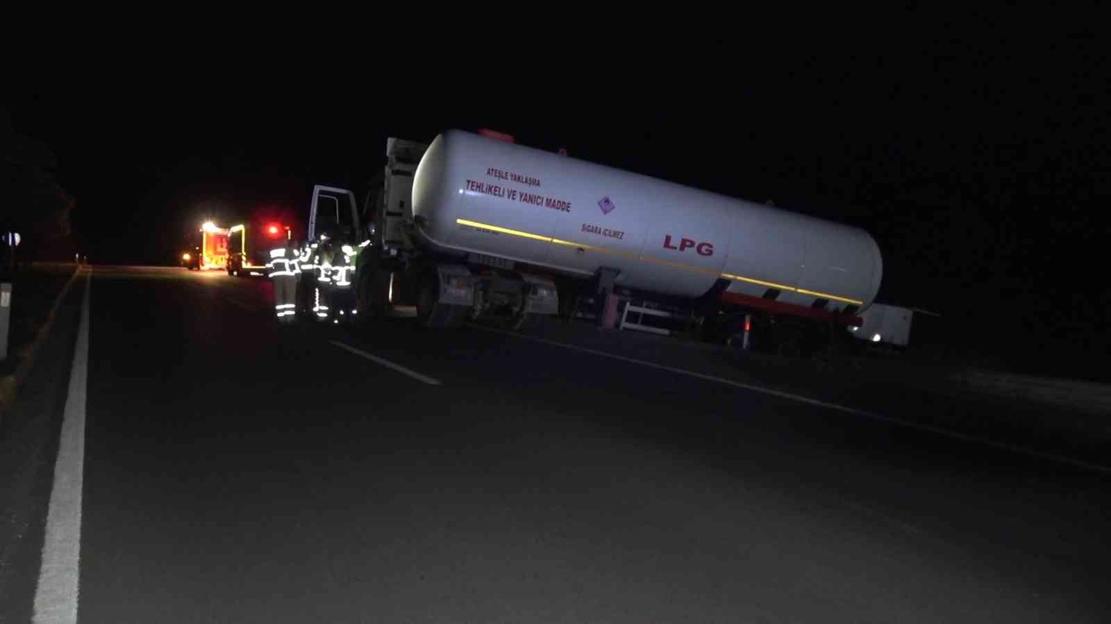 616e7559cc46d-LPG yüklü tanker şarampole devrildi: 1 yaralı.jpg