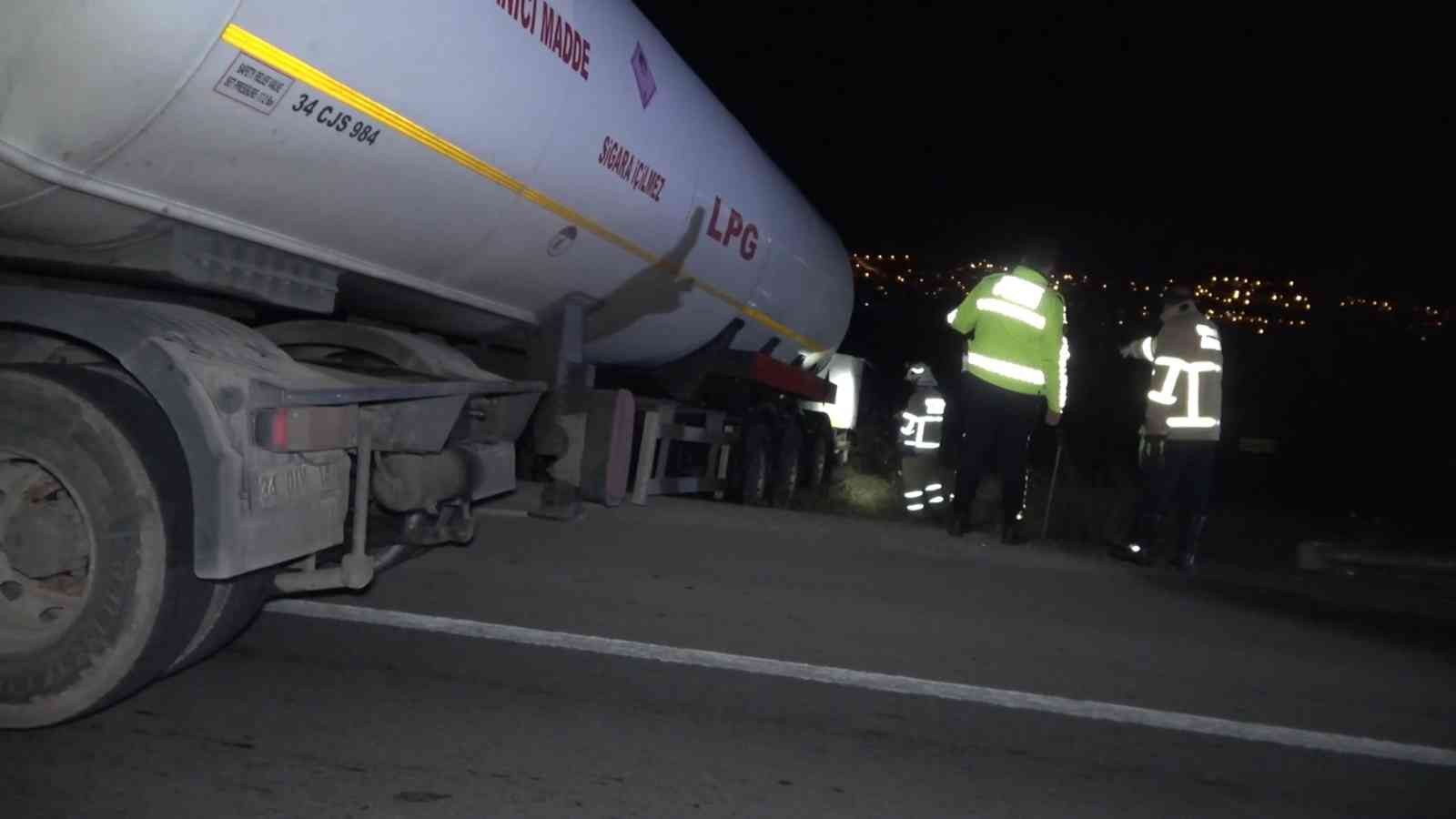 616e755af2c92-LPG yüklü tanker şarampole devrildi: 1 yaralı.jpg