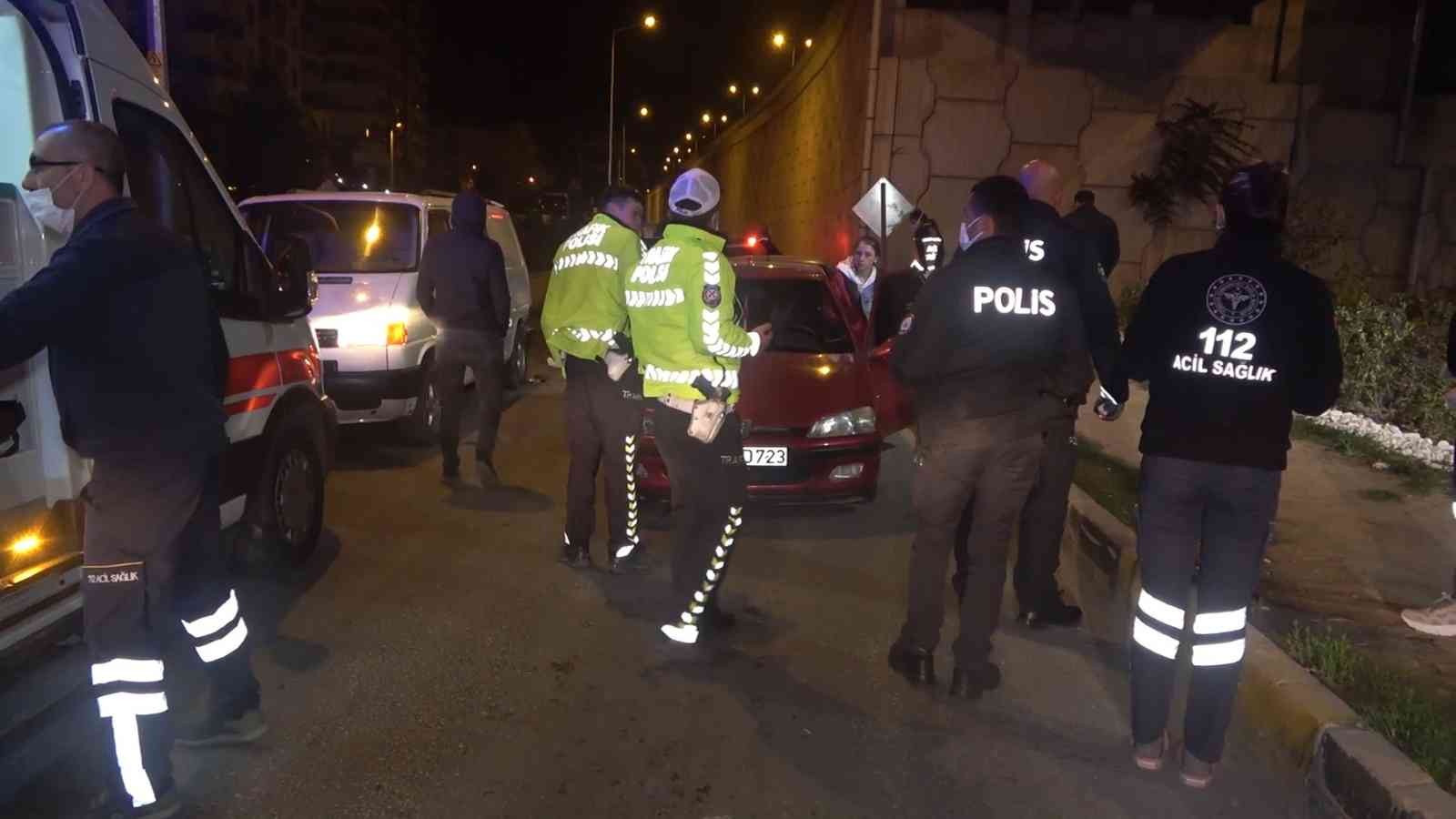 6171037d6c5e1-Alkollü sürücü kırmızı ışıktaki araçlara çarptı: 1 yaralı.jpg