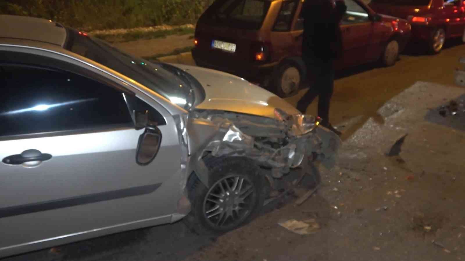 6171037d8b8c4-Alkollü sürücü kırmızı ışıktaki araçlara çarptı: 1 yaralı.jpg