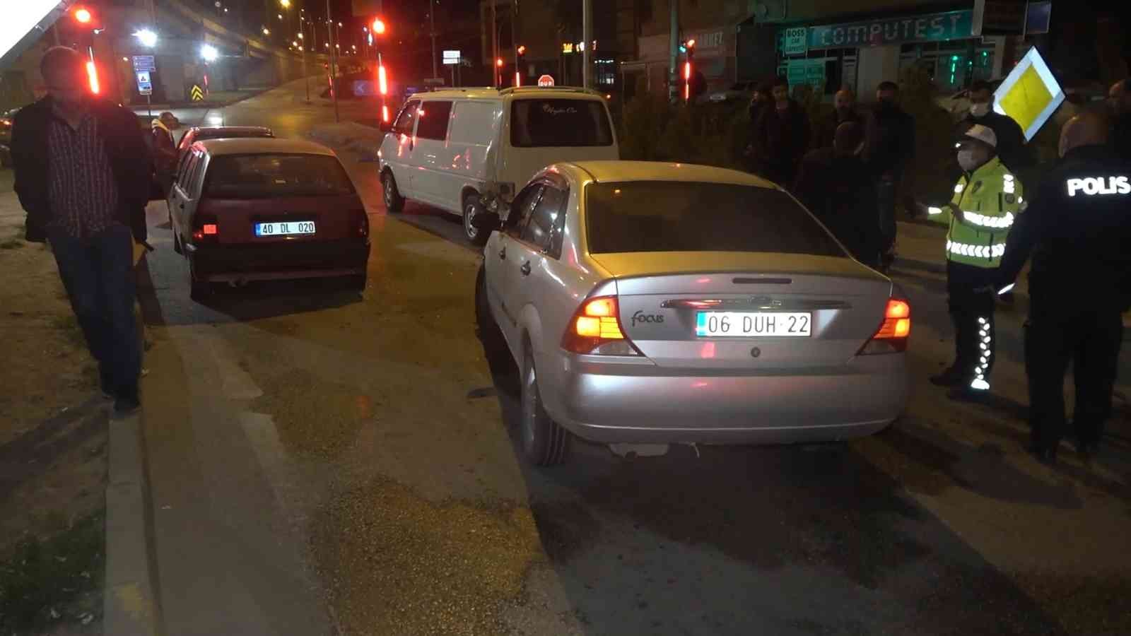 6171037dadae1-Alkollü sürücü kırmızı ışıktaki araçlara çarptı: 1 yaralı.jpg