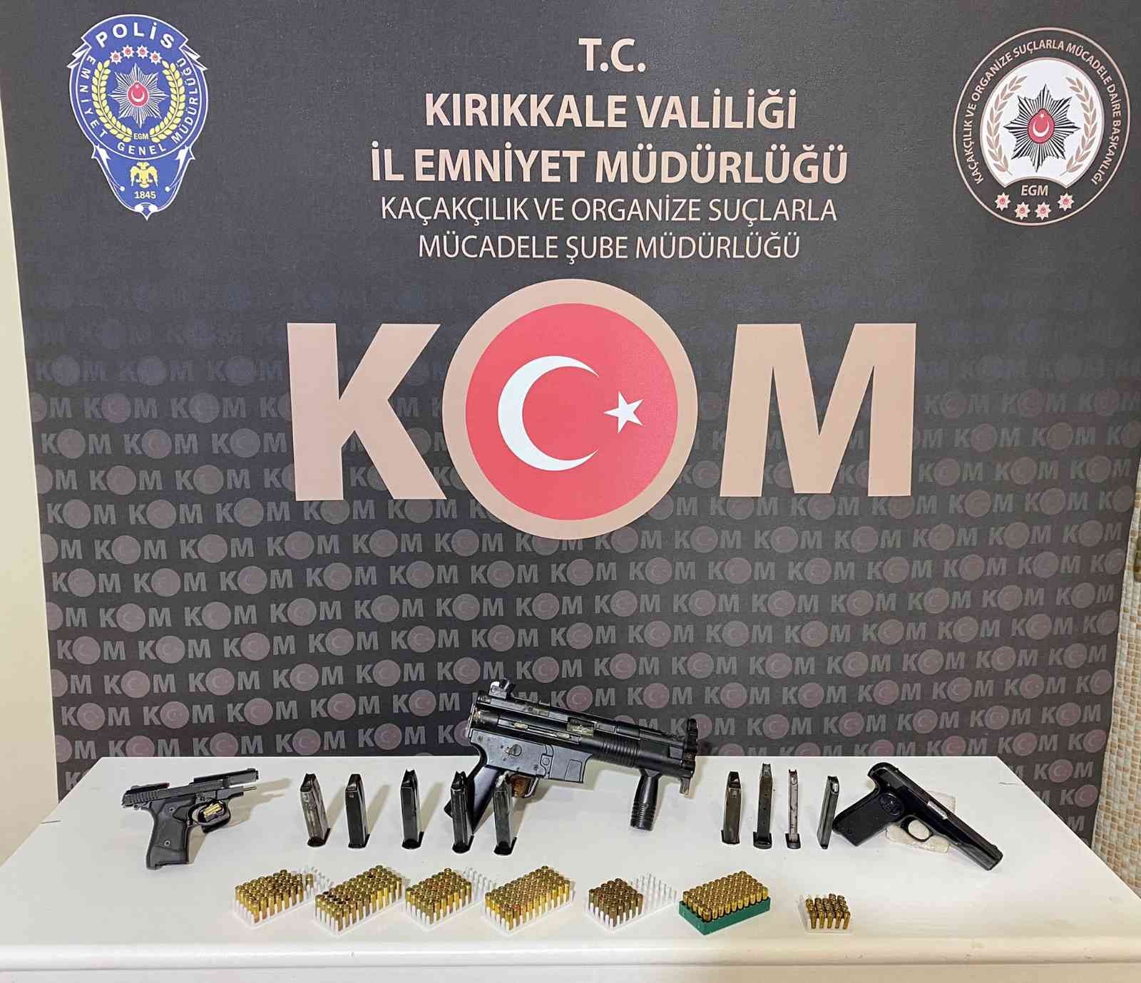 61793fc910480-Kırıkkale’de polisin operasyon düzenlediği evden 3 adet ruhsatsız tabanca çıktı: 1 gözaltı.jpg