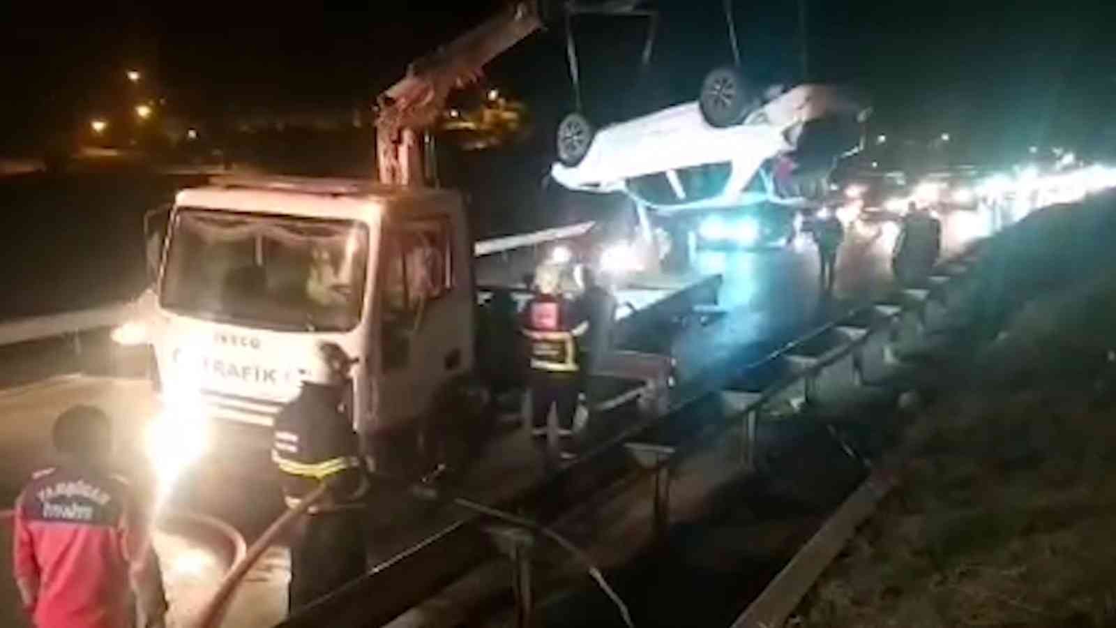 617e7ef45ed0b-Otomobil su kanalına devrildi, sürücü yara almadan kurtuldu.jpg