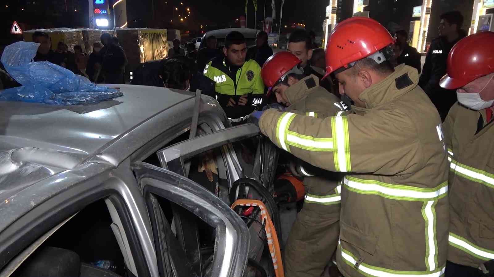 617f84f7d5d4a-Emniyet şeridini kullanan alkollü sürücü tıra çarptı: 1’i polis, 3 yaralı.jpg