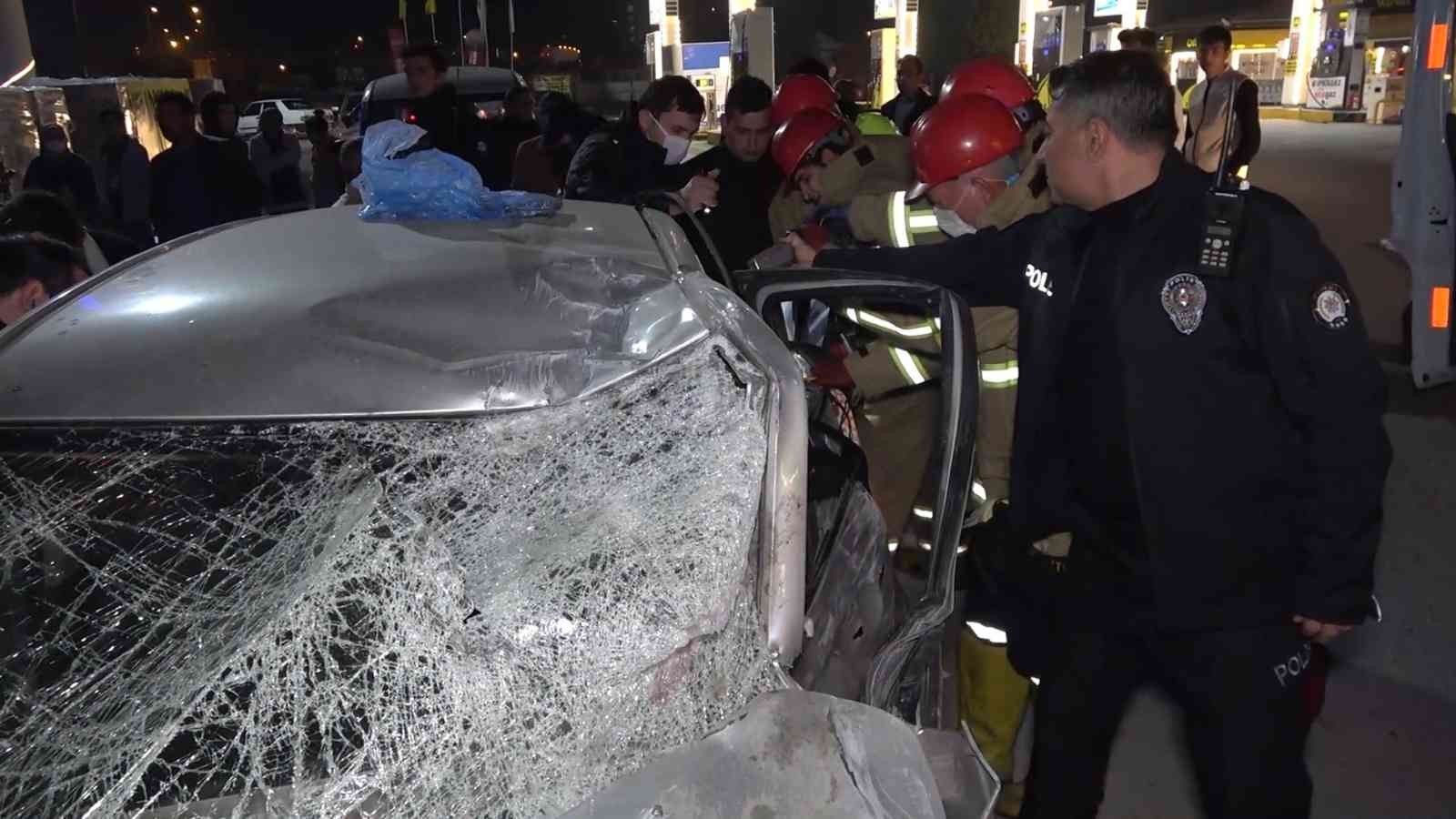 617f84f828d2a-Emniyet şeridini kullanan alkollü sürücü tıra çarptı: 1’i polis, 3 yaralı.jpg