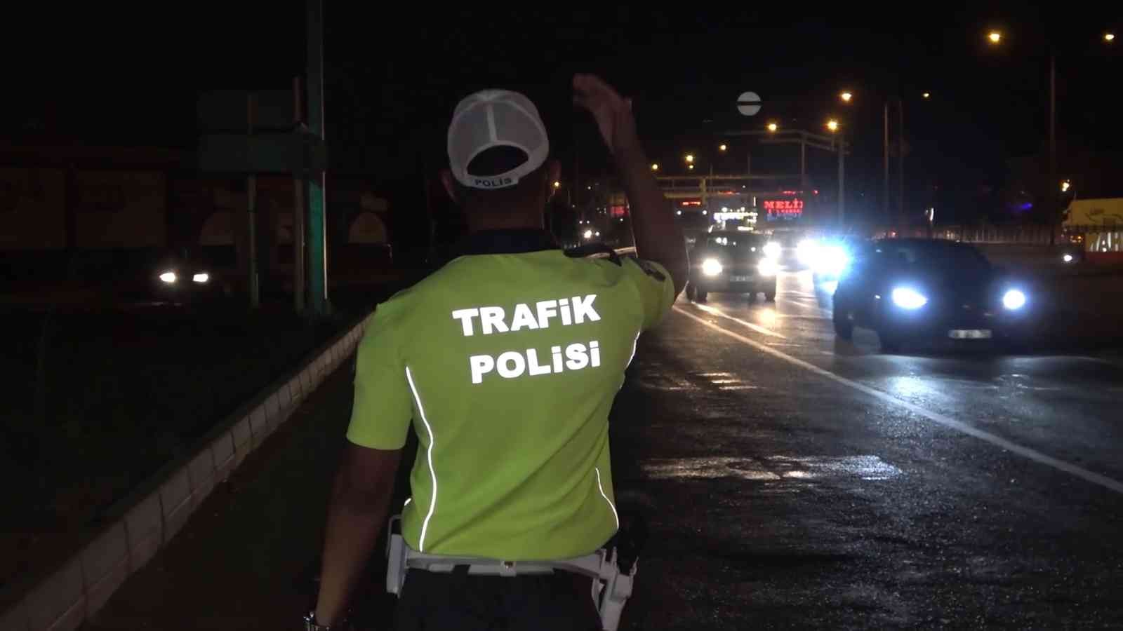 617f90f558a21-43 ilin geçiş güzergâhında trafik yoğunluğu.jpg