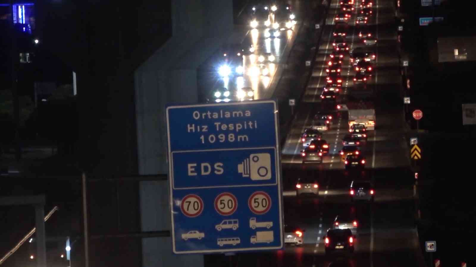 617f90f5ba629-43 ilin geçiş güzergâhında trafik yoğunluğu.jpg