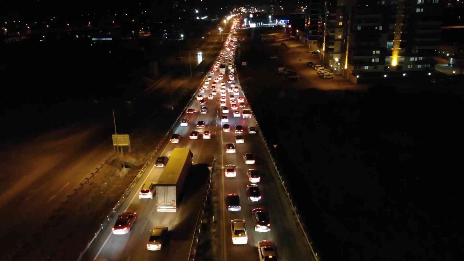 617f90f5e40d7-43 ilin geçiş güzergâhında trafik yoğunluğu.jpg