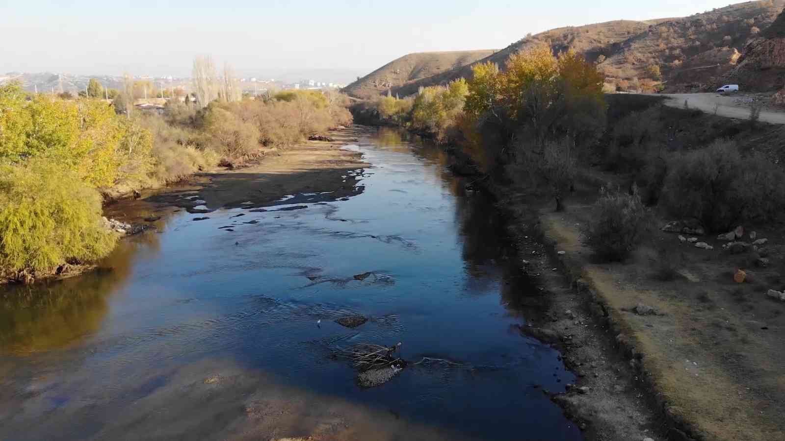 6194b304bede3-Türkiye’nin en uzun nehri Kızılırmak alarm veriyor: Su seviyesi azaldı, adacıklar ortaya çıktı.jpg