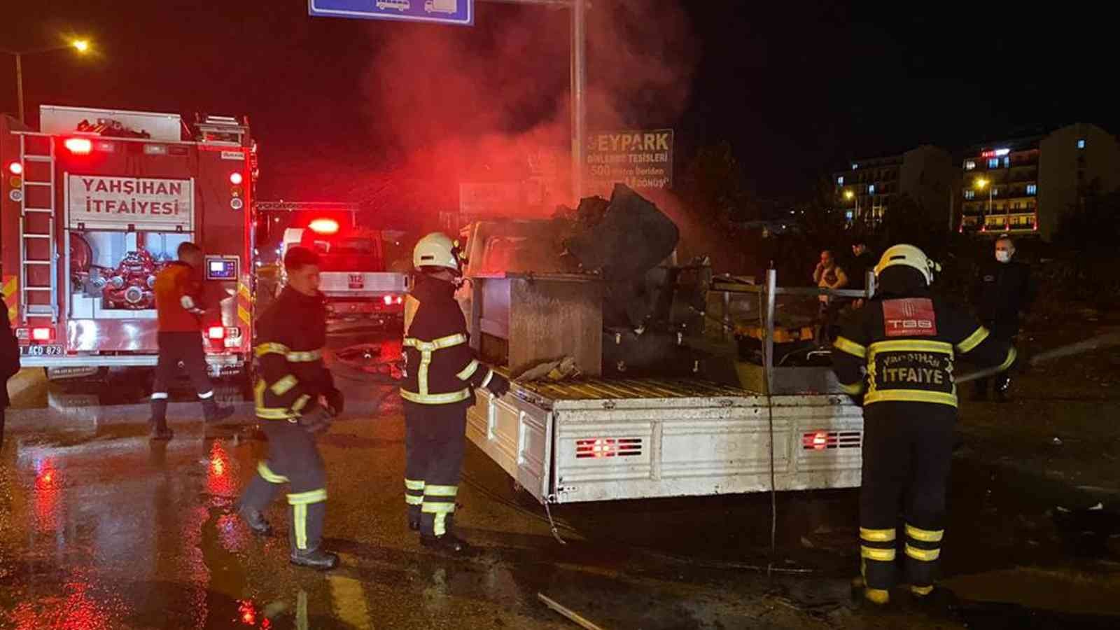 619f31add3b98-Pikapta yüklü mobilya malzemeleri tutuştu.jpg