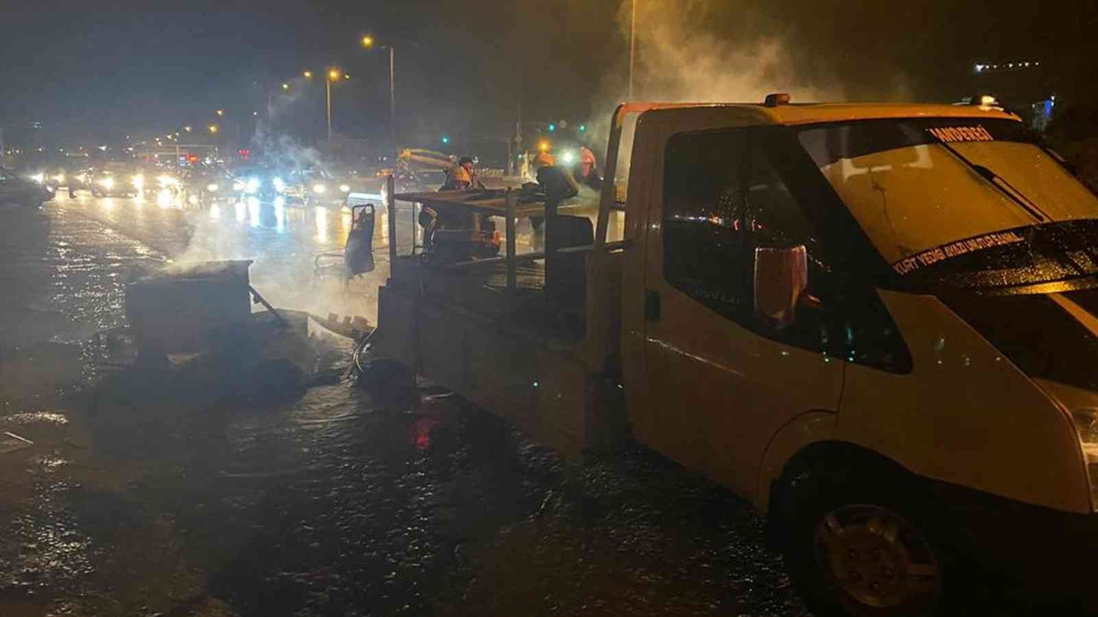 619f31adf0e05-Pikapta yüklü mobilya malzemeleri tutuştu.jpg