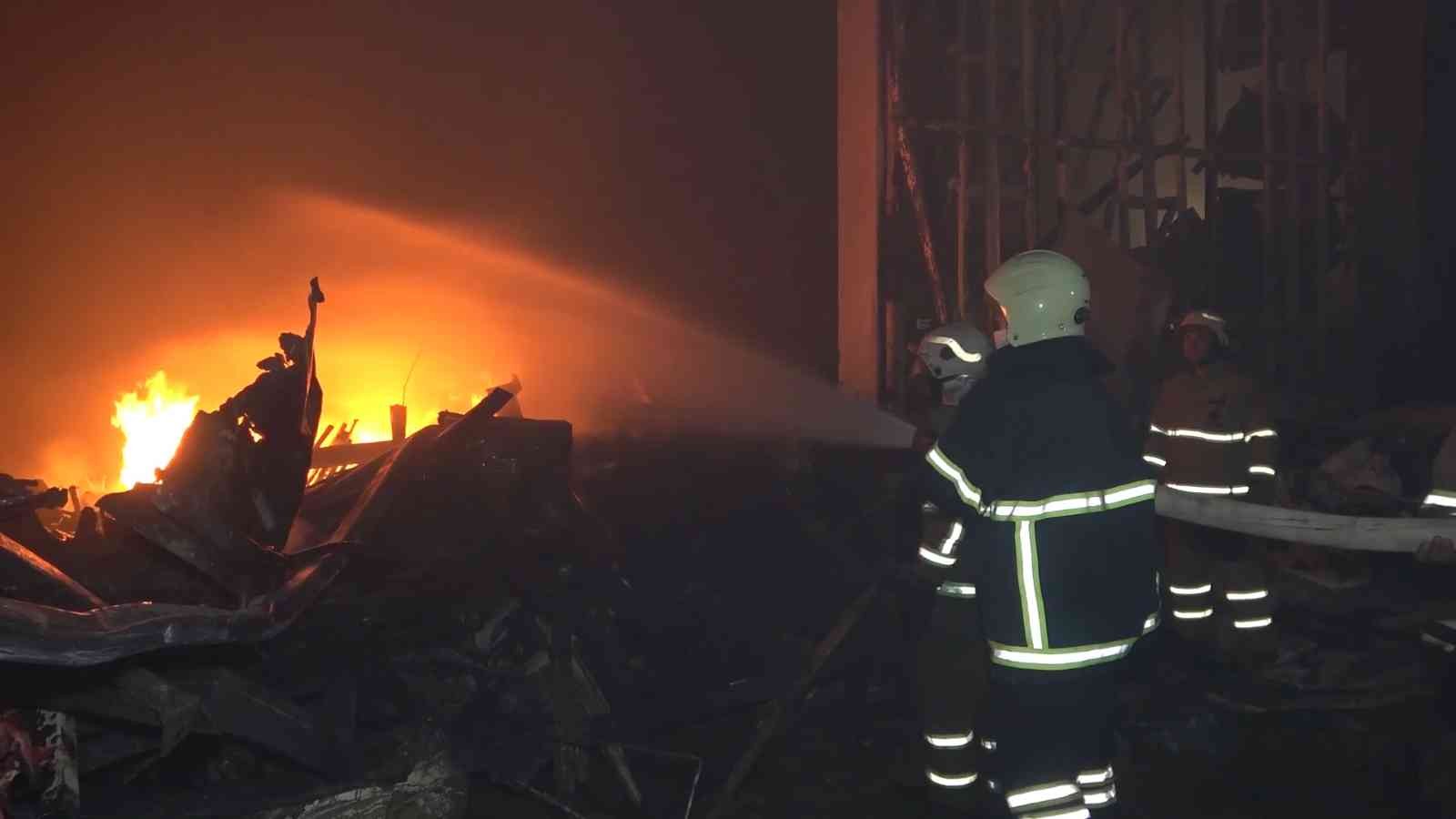 61a1d4e13ca36-Gece saatlerinde bölgeyi ayağa kaldıran yangın kontrol altına alındı.jpg