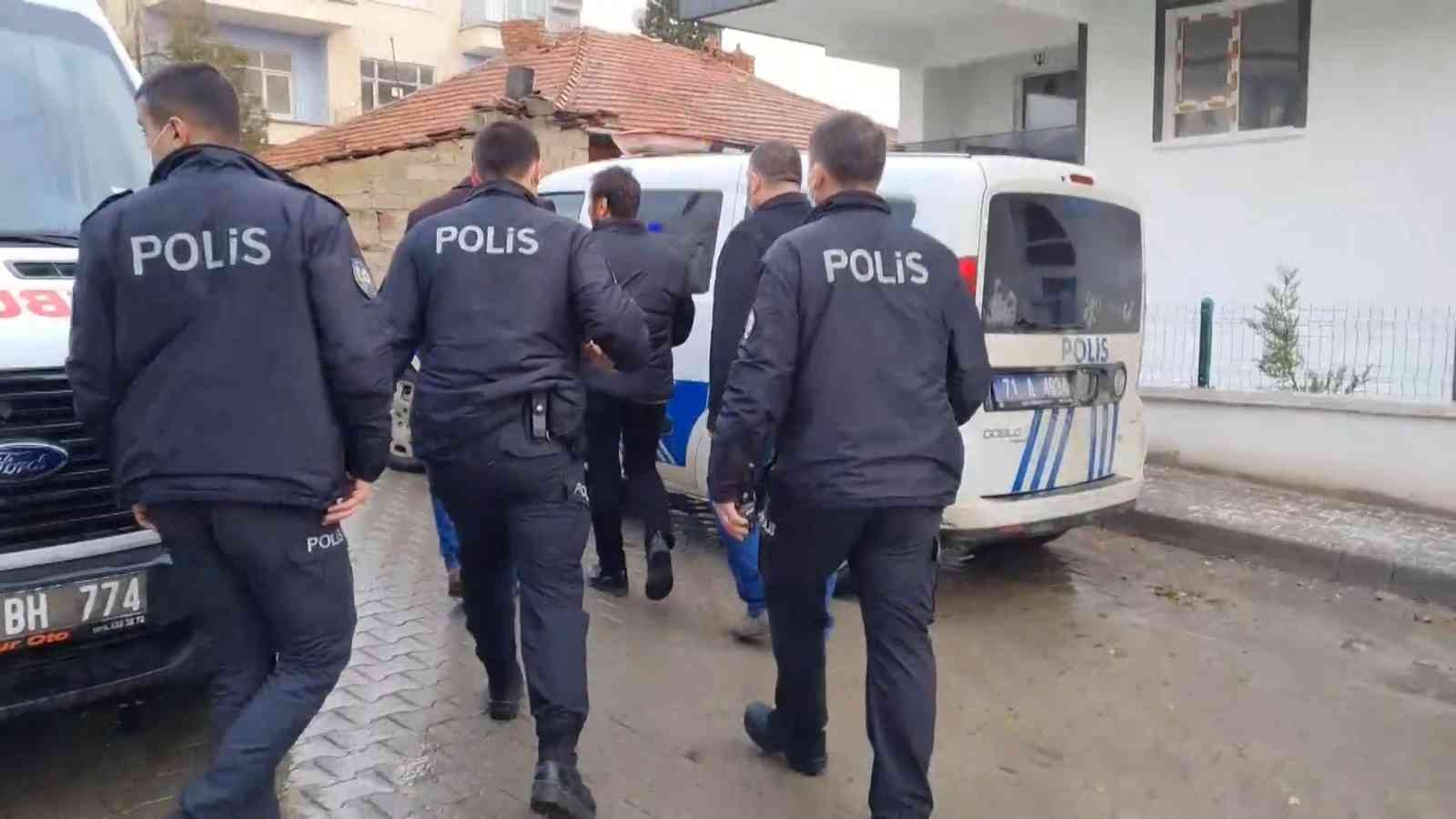 61a3835886d0b-Eşi ve iki çocuğunu rehin aldı, KADES sayesinde kurtuldular.jpg