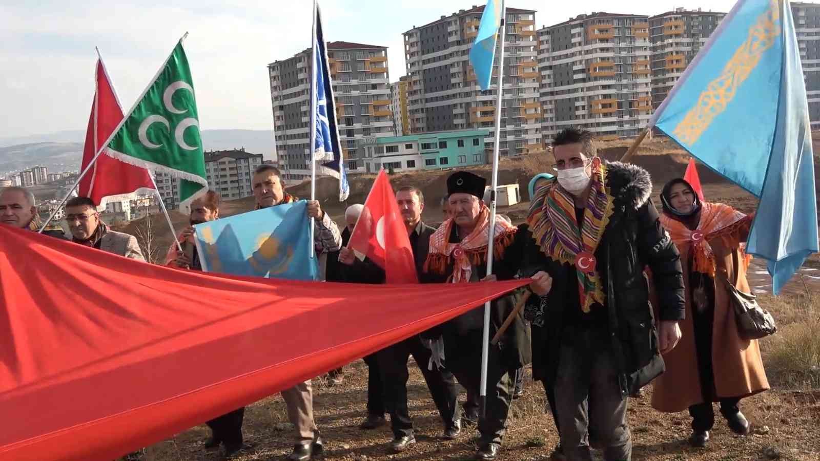 61a61ef50f535-Türk ve Kazakistan bayraklarıyla yürüdüler, birlik ve beraberliğe dikkat çektiler.jpg
