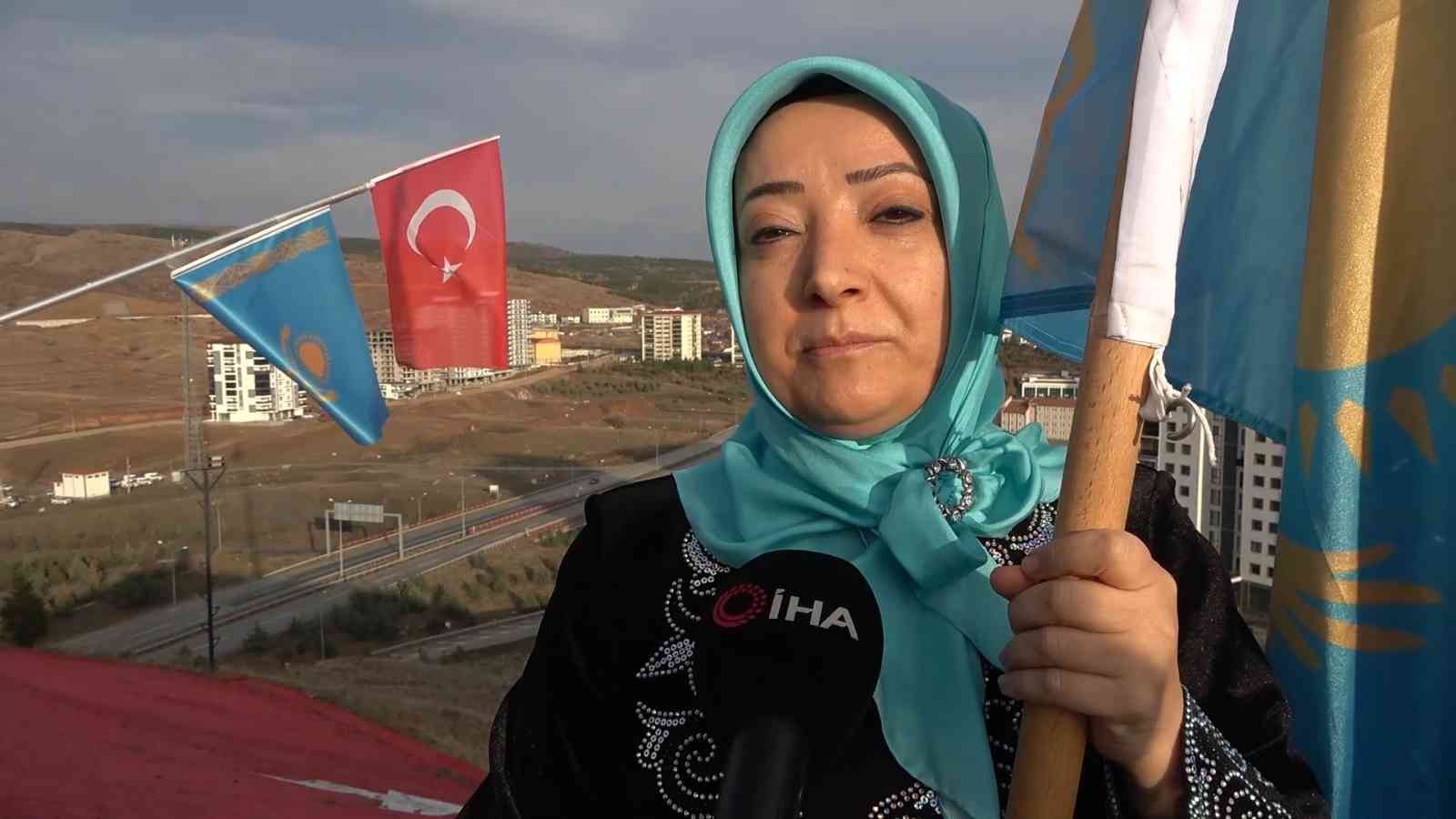61a61ef532660-Türk ve Kazakistan bayraklarıyla yürüdüler, birlik ve beraberliğe dikkat çektiler.jpg