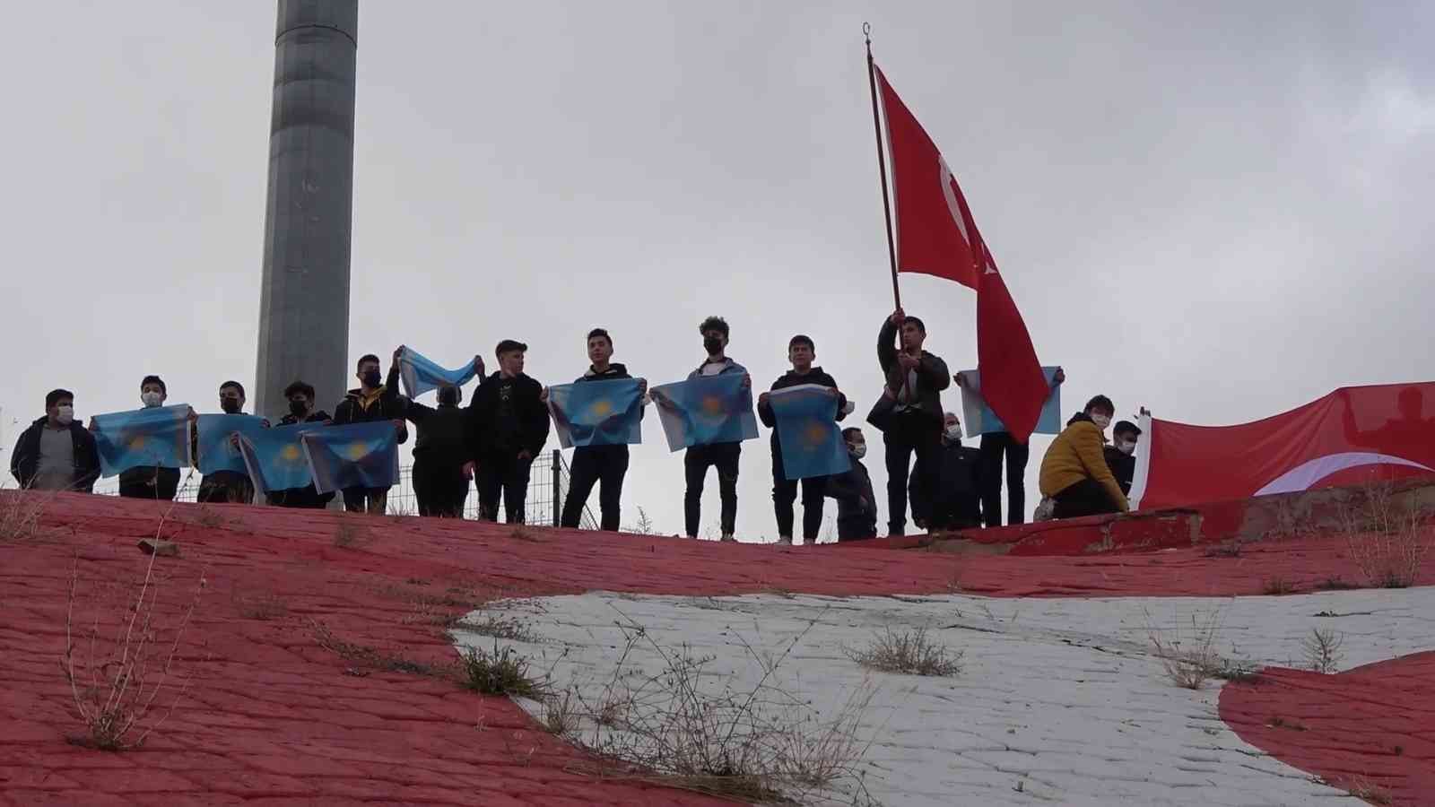 61a61ef575ad9-Türk ve Kazakistan bayraklarıyla yürüdüler, birlik ve beraberliğe dikkat çektiler.jpg