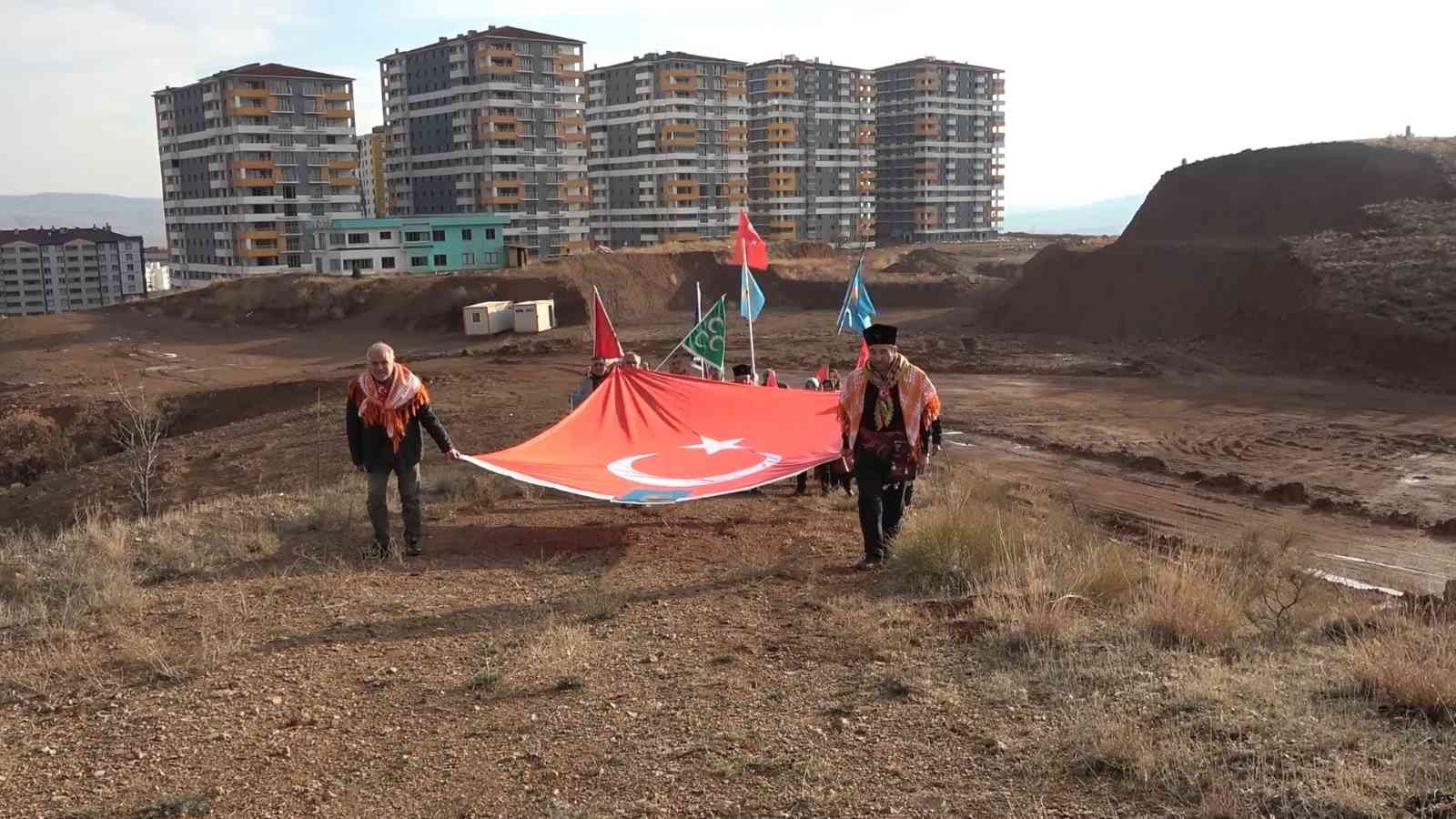 61a61ef5be839-Türk ve Kazakistan bayraklarıyla yürüdüler, birlik ve beraberliğe dikkat çektiler.jpg