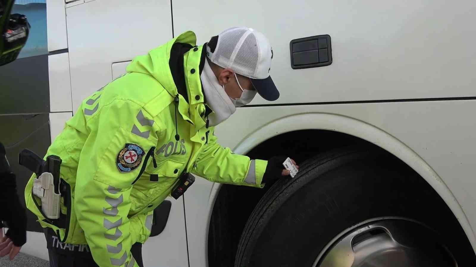 61a73aeb189d4-Zorunlu kış lastiği uygulaması başladı: 43 ilin geçiş güzergahında denetimler yapıldı.jpg