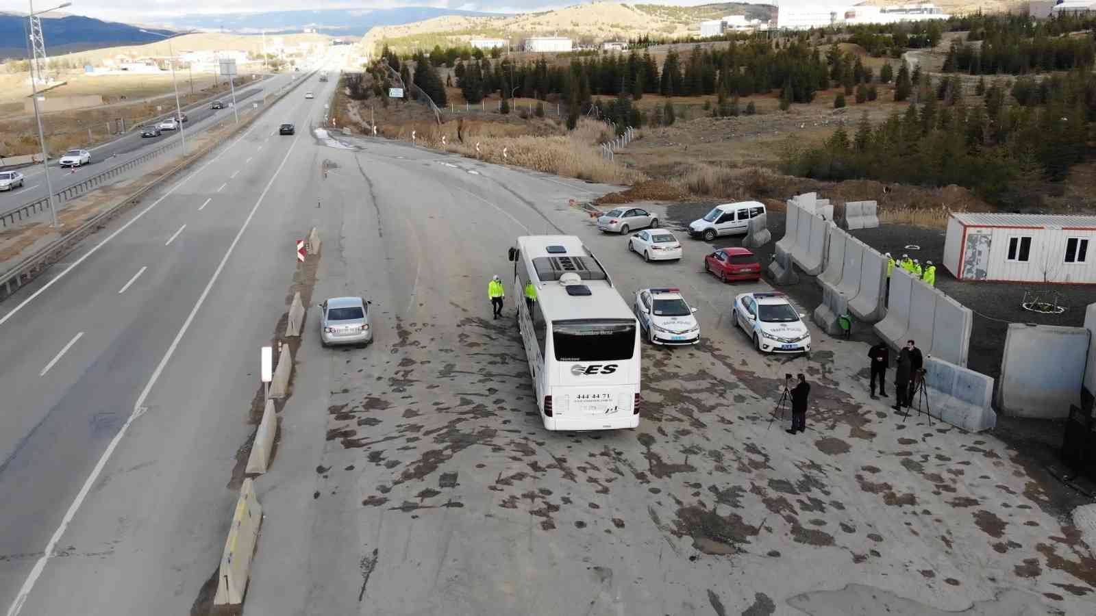 61a73aeb54144-Zorunlu kış lastiği uygulaması başladı: 43 ilin geçiş güzergahında denetimler yapıldı.jpg