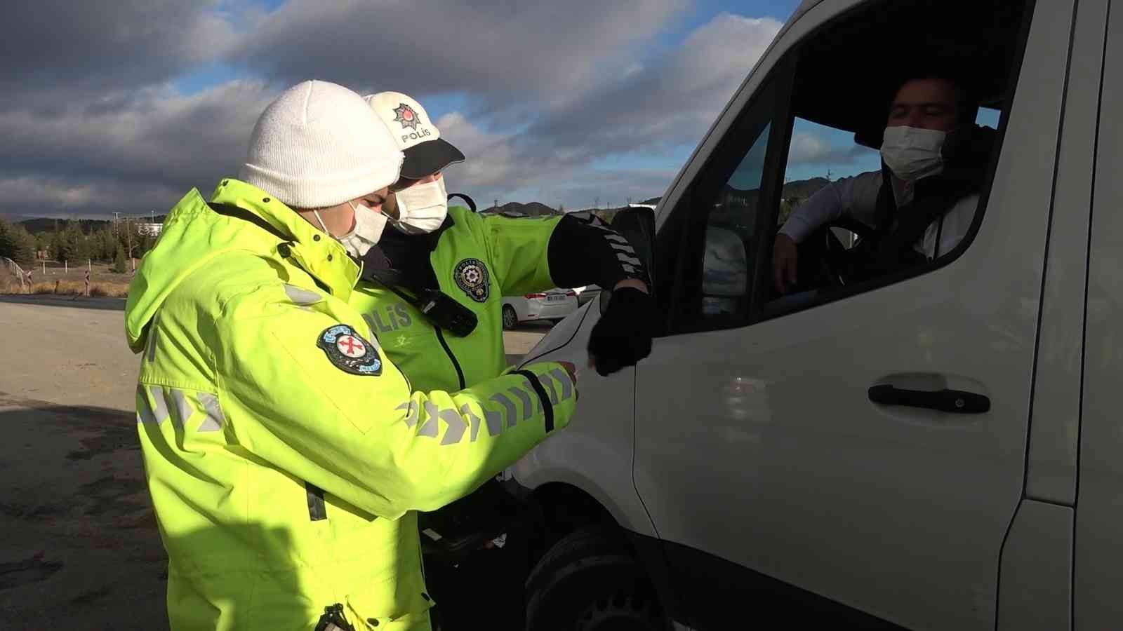 61a73aeb772d4-Zorunlu kış lastiği uygulaması başladı: 43 ilin geçiş güzergahında denetimler yapıldı.jpg