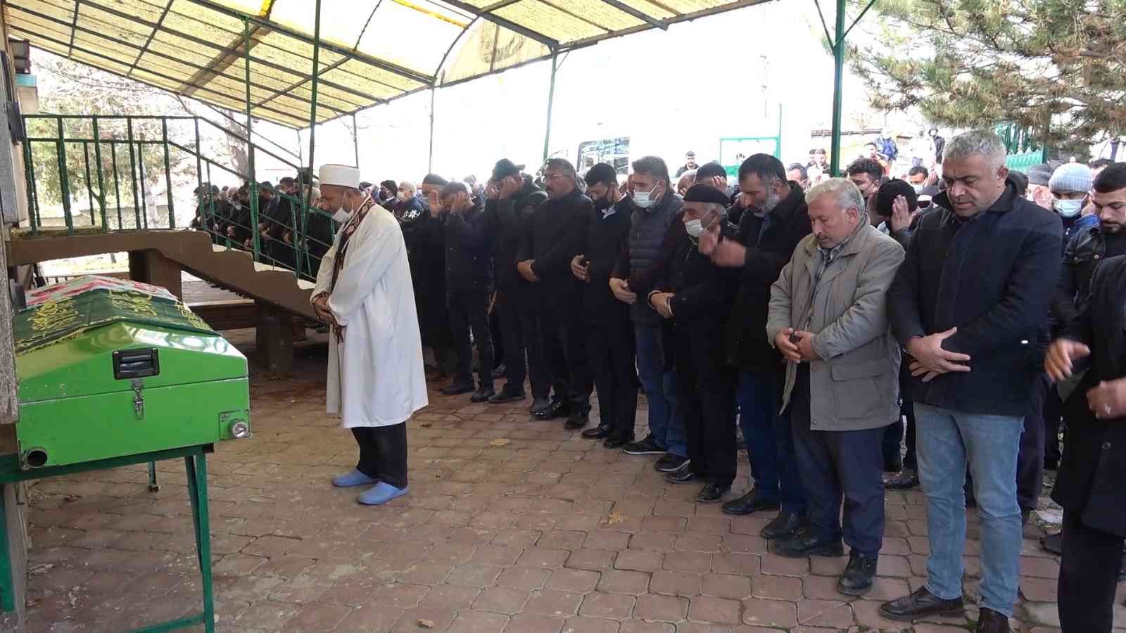 61aa02b2409ee-Babası tarafından öldürülen 12 yaşındaki Hazal toprağa verildi.jpg
