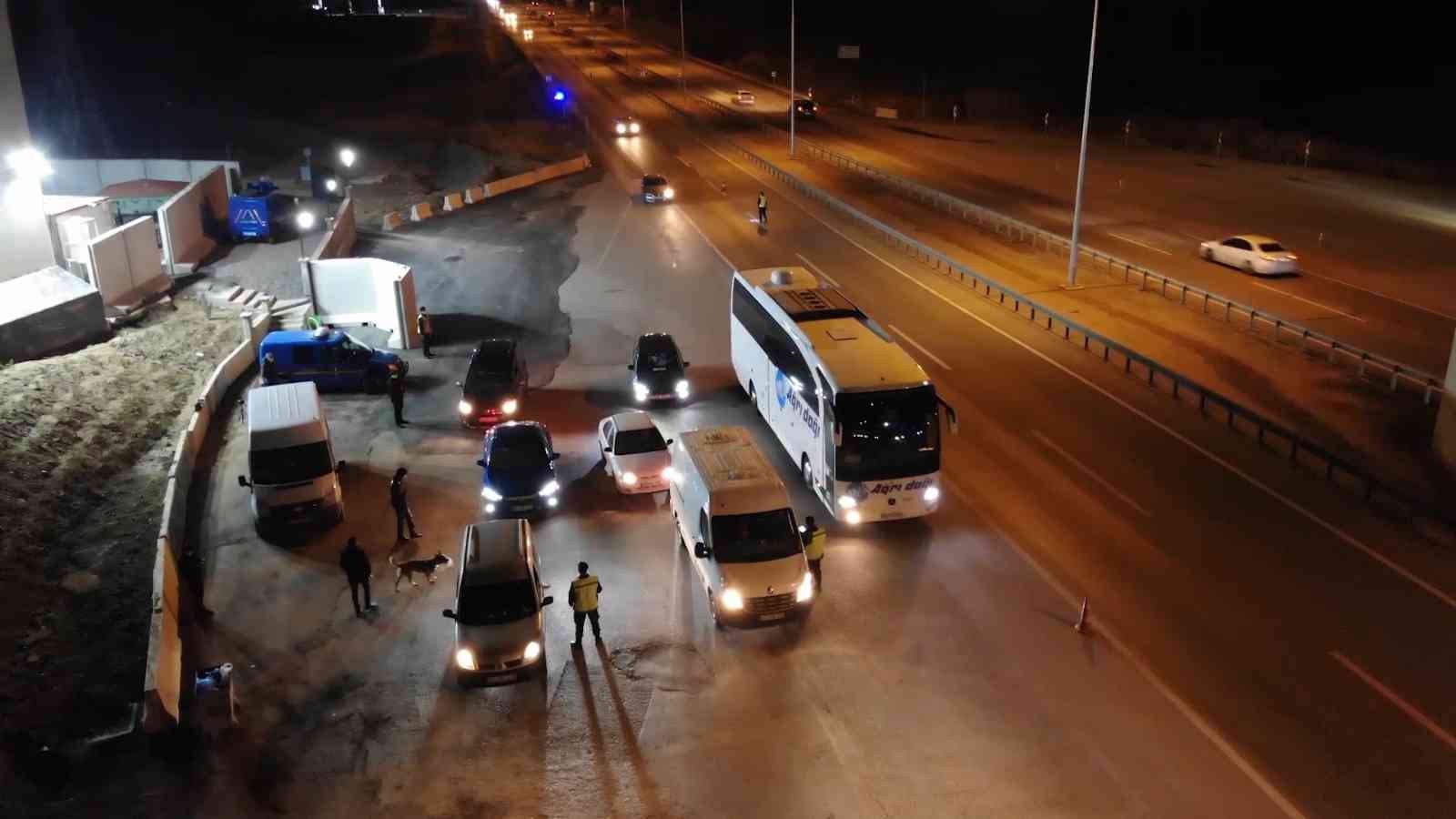 61af06fa0031f-43 ilin geçiş güzergahında uyuşturucuya geçit yok: Araçlar didik didik aranıyor.jpg