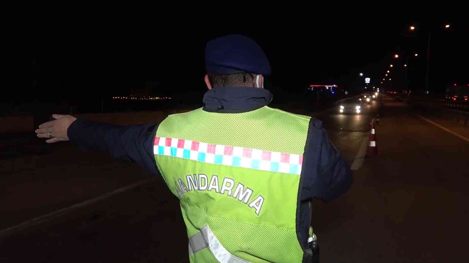 61af06fa966fc-43 ilin geçiş güzergahında uyuşturucuya geçit yok: Araçlar didik didik aranıyor.jpg