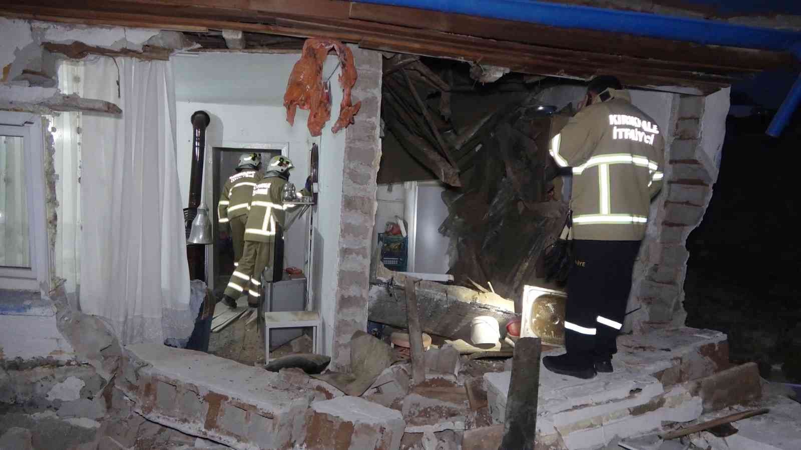 61af95b240829-Tüp bomba gibi patladı, ev harabeye döndü.jpg