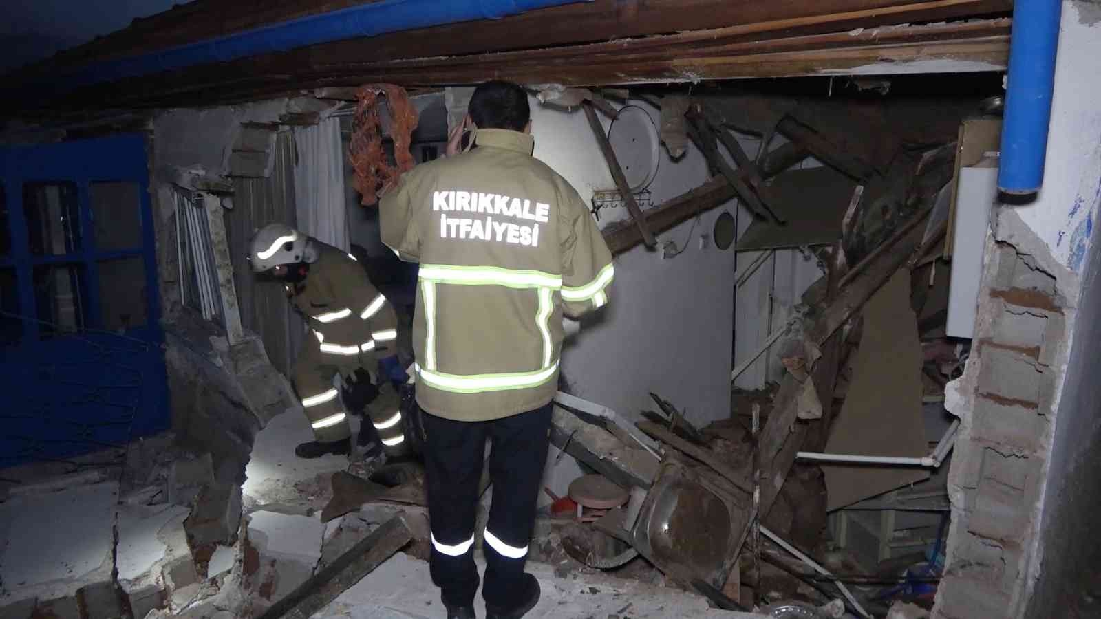 61af95b25eaae-Tüp bomba gibi patladı, ev harabeye döndü.jpg